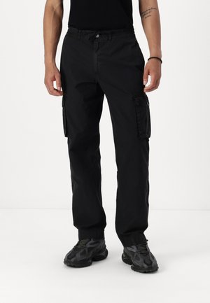 Pantalons cargo noirs avec une coupe décontractée, dotés de poches latérales et d'une taille ajustable. Fabriqués en tissu léger avec une texture lisse.