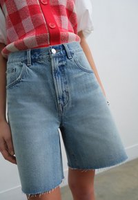 Next REGULAR FIT - SLOUCH - Denimshorts - mid blue