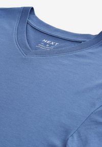 T-shirt en coton bleu à col en V avec étiquette de marque "NEXT", taille moyenne, coupe régulière, fabriqué au Bangladesh.
