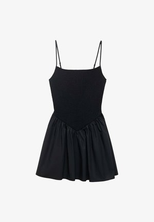 Robe noire avec un corsage smocké et des bretelles spaghetti réglables. La jupe est froncée, créant une forme évasée. Texture lisse sur l'ensemble.