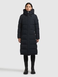 Abrigo largo azul marino acolchado con cuello alto, cremallera frontal y dos bolsillos laterales. Textura lisa con patrón acolchado cuadriculado.