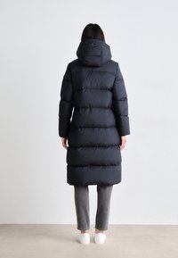 Tommy Hilfiger CASUAL MAXI - Dunfrakker - desert sky