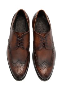 Braune Lederdressschuhe mit einem Broguemuster, das Perforationen aufweist, glatter Textur und runden Schnürsenkeln. Leicht abgerundete Zehenform.