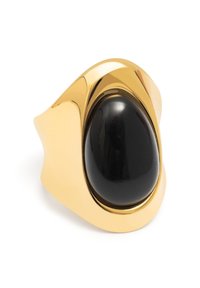 Anillo de metal tono dorado que presenta una prominente piedra ovalada negra, con un acabado suave, bordes curvados y un diseño elegante y moderno.