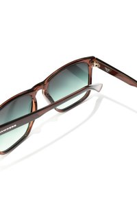 Hnědé acetátové sluneční brýle s obdélníkovým rámem, zeleně tónovanými čočkami s přechodem, stříbrným kováním a logem na nožičce.