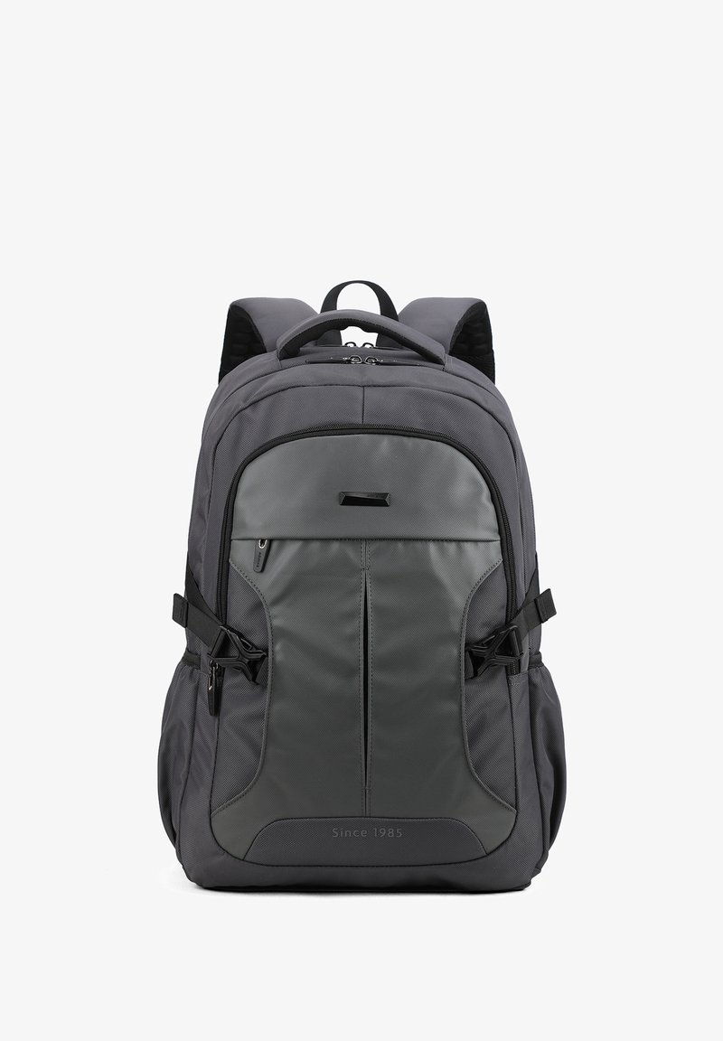 Zwarte en grijze rugzak met meerdere ritssluitingen, gevoerde schouderbanden en zijzakken, ontworpen voor dagelijks gebruik en reizen.