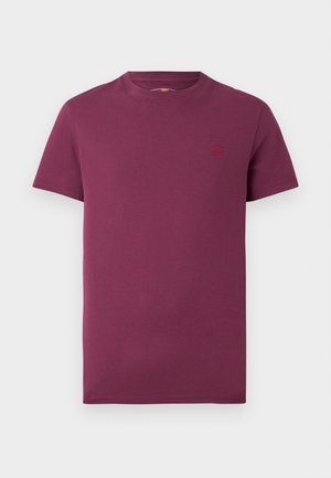 Camiseta de manga corta burdeos de algodón, con cuello redondo y un pequeño logo bordado en el lado izquierdo del pecho. Textura suave.