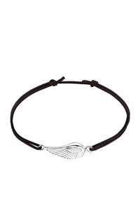 Svart snörarmband med ett polerat silvervinge-hänge med detaljerad fjädergravyr och justerbara knutar på vardera sidan.