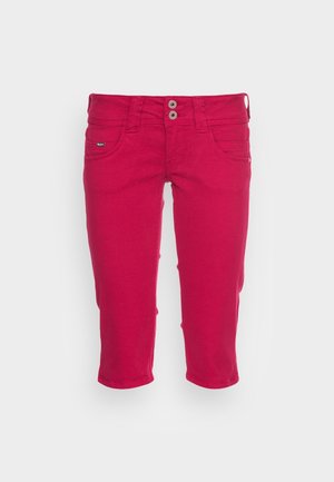 Heldere rode korte broek met knopen aan de voorkant, riemlussen en voorzakken, weergegeven tegen een effen witte achtergrond.