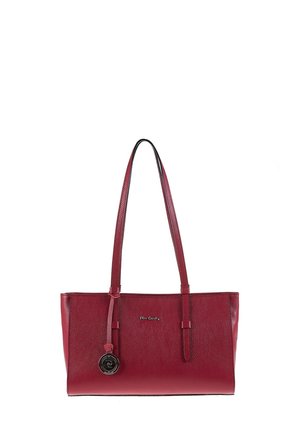 Borsa a tracolla rossa in pelle con doppie cinghie, superficie testurizzata e charm logo nero rotondo appeso a una cinghia.