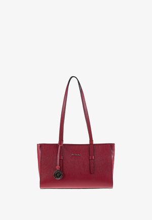 Borsa a tracolla rossa in pelle con doppie cinghie, superficie testurizzata e charm logo nero rotondo appeso a una cinghia.