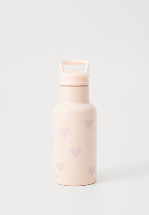 Botella de agua de acero inoxidable en rosa pastel, con un acabado mate y patrones de corazones morados. Incluye un asa moldeada segura para transportar.