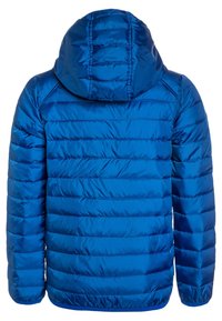 Niebieska pikowana kurtka puff z poziomymi szwami i przymocowanym kapturem, pokazana z tyłu.