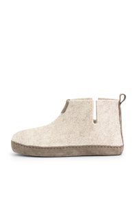 Lichtgrijze vilt enkellaarsjes met een tan suède basis, zijkant met uitsnijding en een lussenhandgreep aan de achterkant voor gemakkelijk aan en uit trekken.