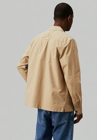 Calvin Klein Jeans CARGO OVERSHIRT - Skjorter - travertine