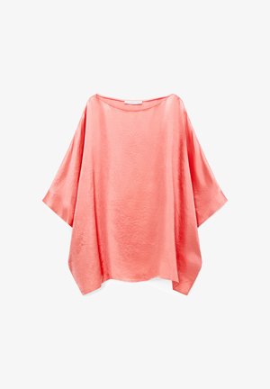 Luźna bluzka z koralowego różowego satynu z szerokimi rękawami 3/4 i dekoltem typu łódka, pokazana na płasko na białym tle.