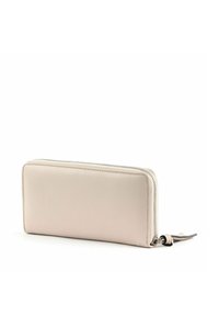 Portefeuille en cuir beige clair avec une texture lisse, de forme rectangulaire, et une fermeture éclair. Il possède une petite étiquette en cuir attachée.