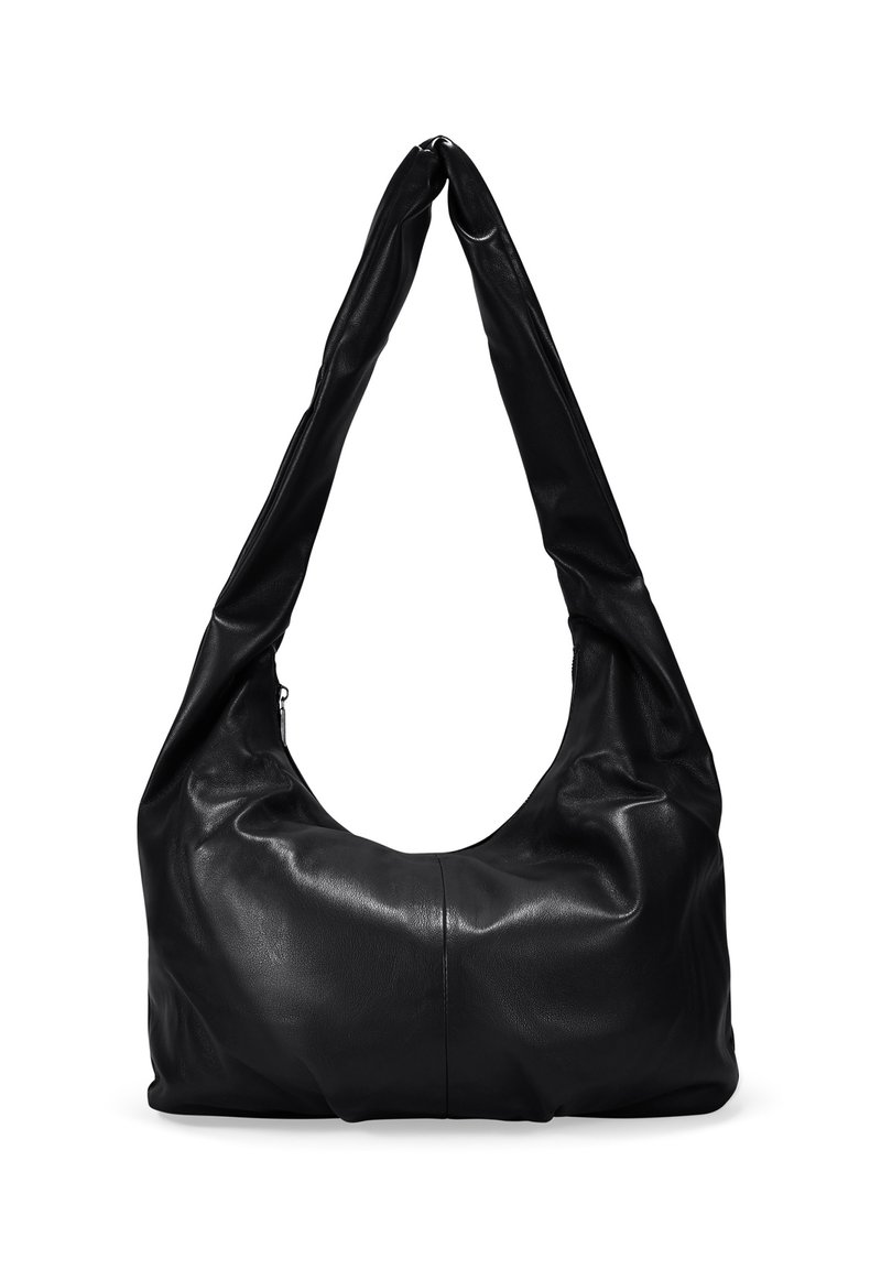 Bolso hobo de cuero negro con una amplia y suave silueta. Presenta una sola correa alargada y un cierre de cremallera. Textura lisa, con un diseño minimalista.