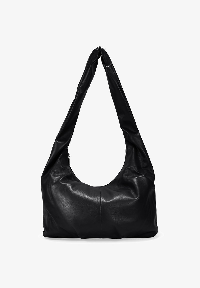 Bolso hobo de cuero negro con una amplia y suave silueta. Presenta una sola correa alargada y un cierre de cremallera. Textura lisa, con un diseño minimalista.