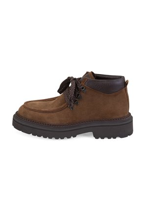 Bottine en suède marron avec un collier rembourré en cuir noir, des lacets ronds à motifs, et une épaisse semelle crantée noire vue de côté.