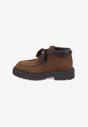 Braune Wildleder-Ankle-Boots mit gepolstertem dunkelbraunem Lederkragen, gemusterten runden Schnürsenkeln und dickem schwarzem Profilsohle von der Seite betrachtet.