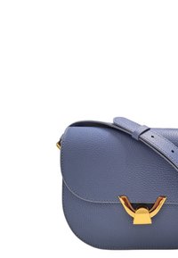 Borsa a tracolla in pelle blu con pattina arrotondata, dotata di accessori in metallo dorato e una tracolla regolabile. Dettagli con superficie testurizzata.