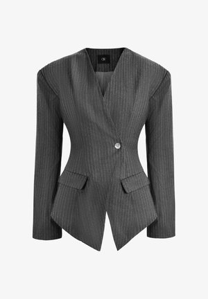 Dunkelgrauer Nadelstreifen-Blazer mit strukturierten Schultern, einreihiger silberner Knopfverschluss, Pattentaschen und asymmetrischem Saum.