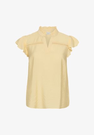 Jasnożółta bluzka z falbanianymi krótkimi rękawami, koronkową wstawką na wysokości piersi oraz falbanianym, wysokim kołnierzem z dekoltem w kształcie litery V.