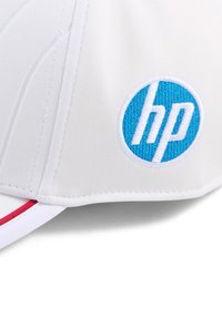 Biała czapka z czerwonymi akcentami, z niebieskim okrągłym logo z białym haftem „hp”. Gładki materiał o strukturalnym designie.