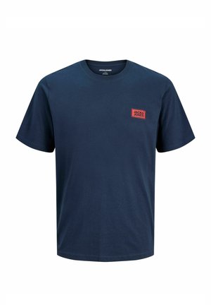 Camiseta azul marino de manga corta con cuello redondo y pequeño logo rojo de Jack & Jones en el pecho izquierdo.