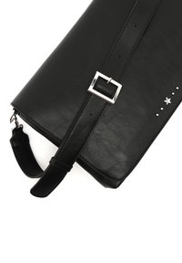 Svart läder crossbody-väska med en silverknäppning, platt rektangulär form, prydd med små nitar och stjärndetaljer. Slät textur.
