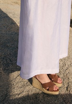 Castañer BECCA - Keilpumps - cognac