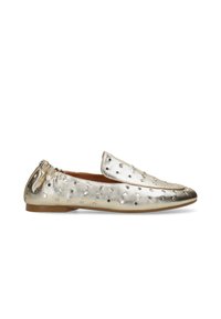 Metalické zlaté slip-on boty s hladkým koženým povrchem, které mají perforované tečky a shromážděný elastický zadní díl. Plná podrážka navržena pro pohodlí.