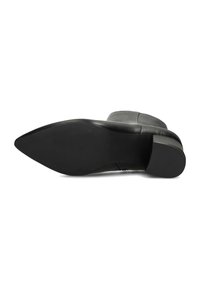 Botín de cuero negro hasta el tobillo con punta afilada y tacón de goma bajo. La suela es plana y texturizada para ofrecer agarre, con un diseño superior liso.
