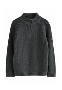 Pull en tricot gris foncé avec un col haut, fermeture éclair sur le devant et poignets côtelés. Présente une texture verticale et un écusson sur la manche gauche.