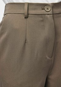 Braune maßgeschneiderte Hose aus strukturiertem Stoff, mit einem einzigen Knopfverschluss, Seiten Taschen und geradem Bein.