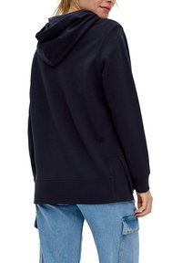 Navyblauwe pullover hoodie van zacht materiaal, met een kangoeroezak, trekkoordcapuchon en geribde manchetten. Casual pasvorm.