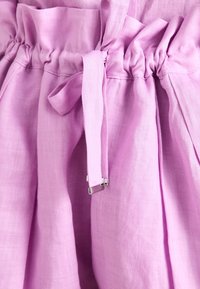 Helles pinkes Leinenkleid mit gerafftem Taillenbereich, ausgestattet mit einem Toggle-Band und Falten. Glatte Textur mit einem lässigen, entspannten Schnitt.