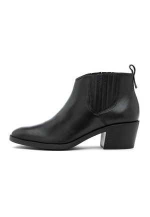 Stivaletto in pelle nera con tacco basso a blocco, pannelli laterali elastici e linguetta, su sfondo bianco.
