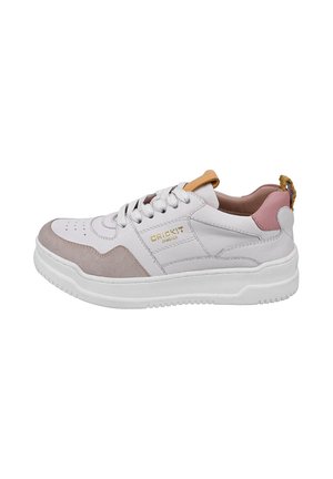 Weißer Sneaker aus Leder und beigem Wildleder mit rosa und beigefarbenen Akzenten, dicker Sohle, Schnürsenkeln und goldenem "CRICKET"-Logo an der Seite.