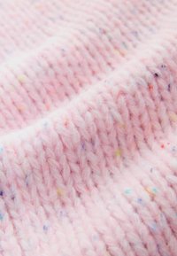 Țesătură tricotată moale, roz, cu un model texturat; conține pete colorate în diverse nuanțe încorporate pe tot parcursul firelor.