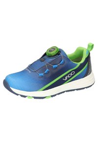 Blaue und grüne Sportschuhe mit einem Obermaterial aus Mesh, einem BOA-Verschlusssystem, einer weißen Zwischensohle und einer strukturierten Gummisohle. Mit VADO-Branding.