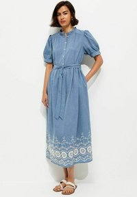 CHAMBRAY GRANDAD NECK BRODERIE MIDI - Skjortklänning - pale blue — klänning med fickor från Zalando