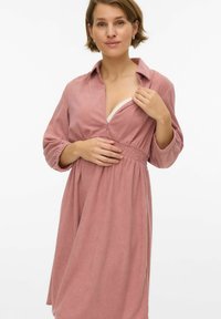 Roznato bombažna obleka z ovratnikom, elastičnim pasom in dolgimi rokavi. Ima globok V-izrez in mehko teksturo.