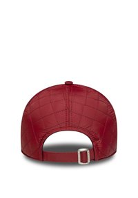 Gequilte rode pet met een verstelbare achterstrap, voorzien van een ronde vorm en een gestructureerd oppervlak. Eenvoudig ontwerp zonder extra accenten.