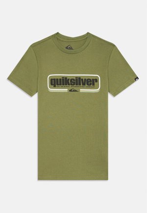 Grön kortärmad t-shirt i bomull med en stor svart och vit Quiksilver-logga på framsidan och en liten logga på ärmen.