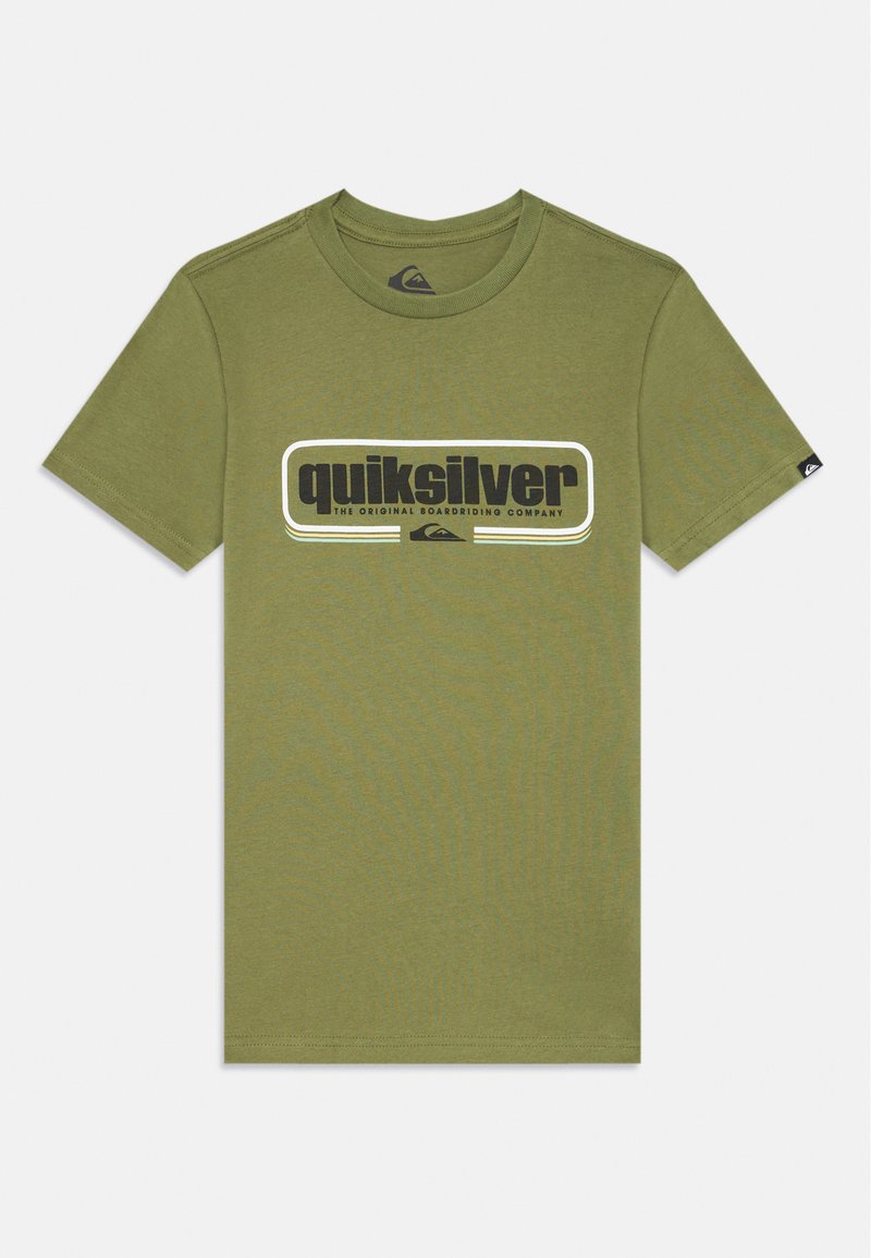 Camiseta verde de manga curta feita de algodão, apresentando um grande logo preto e branco da Quiksilver na frente e um pequeno logo na manga.