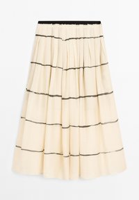 Jupe crème avec des plis, ornée de rayures horizontales sombres. Taille élastique avec une texture lisse et un tissu léger.