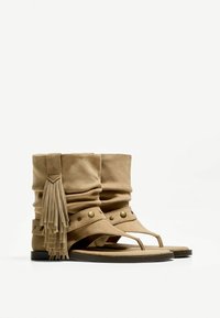 Bershka FLAT WITH FRINGING - GAITER  - Sandale cu baretă pe gleznă - sand