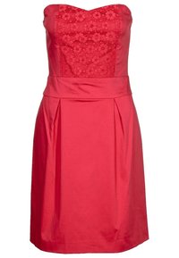 Robe rouge avec un corsage en dentelle ajusté, décolleté bandeau et jupe plissée. Fabriquée en tissu lisse, avec une taille marquée et un motif floral.